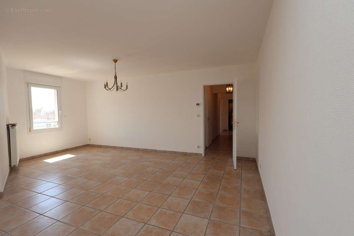 Montigny centre  appartement climatisé avec terrasse 3 chambres 2 garages ascenseur - photo 9