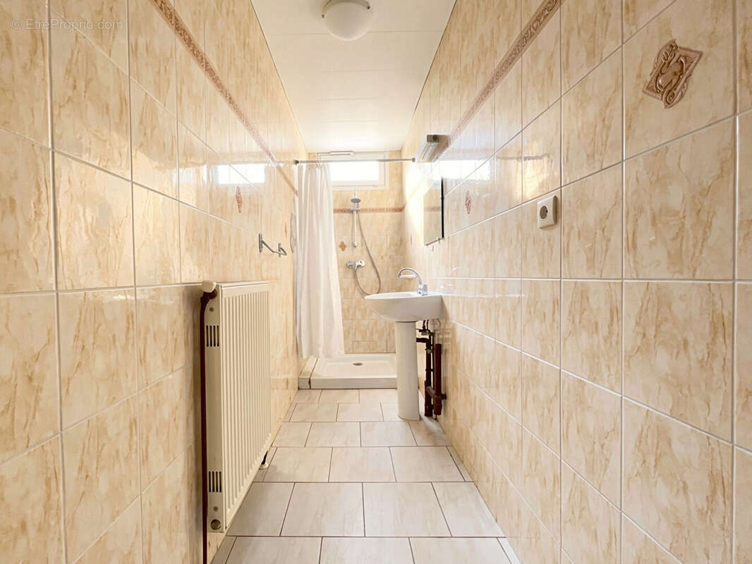 Immeuble avec 2 appartements et combles à Moutiers - 125 000 - photo 7