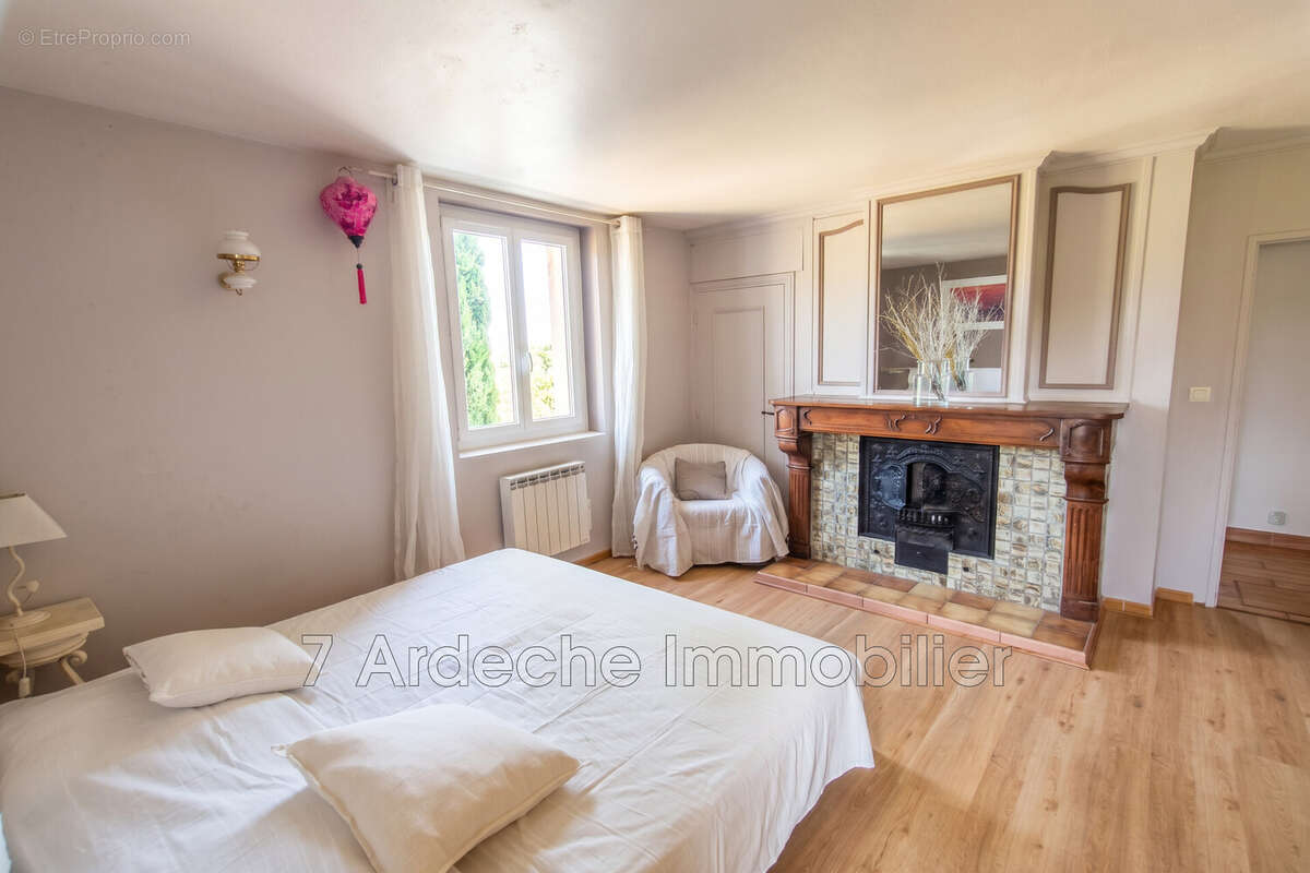 Maison 398 m² à Villeneuve-De-Berg  - photo 7