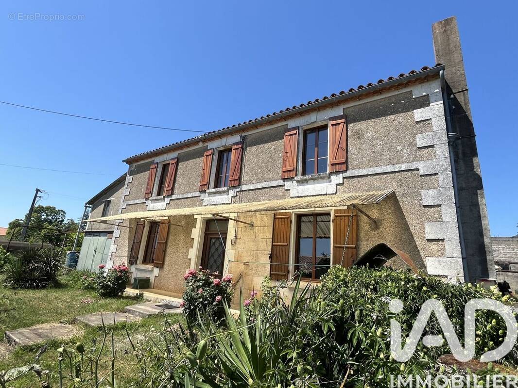 Photo 1 - Maison à LUSSAC