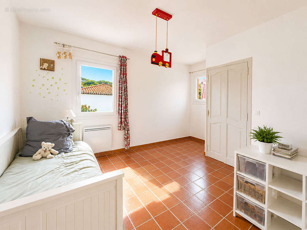 **Maison INDIVIDUELLE 4 pièces - 3 Chambres (130m²) ** Jardin  + Piscine** Stationnement & Garage ** Saint Mandrier sur mer (834 - photo 11