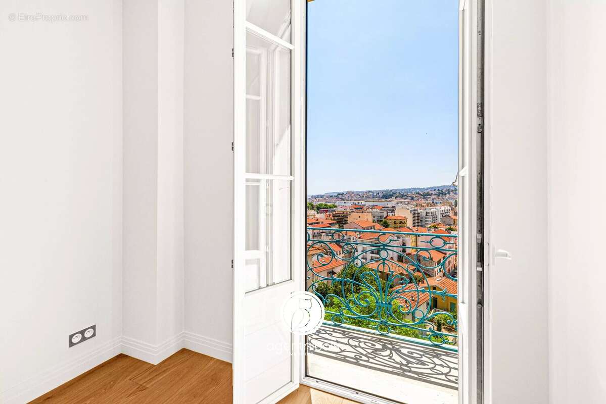 Nice // Boulevard Bischoffsheim : 2 PIÈCES / RÉNOVÉ / VUE MER / BALCON - photo 8