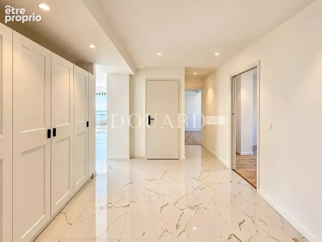 Somptueux quatre pièces à vendre avec belle vue sur la ville et la mer, en plein centre de Roquebrune Cap Martin - photo 18