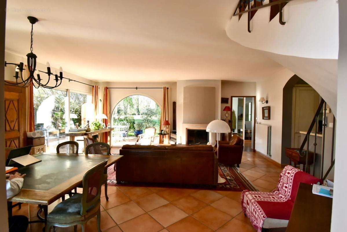 Maison à MONTBOUCHER-SUR-JABRON