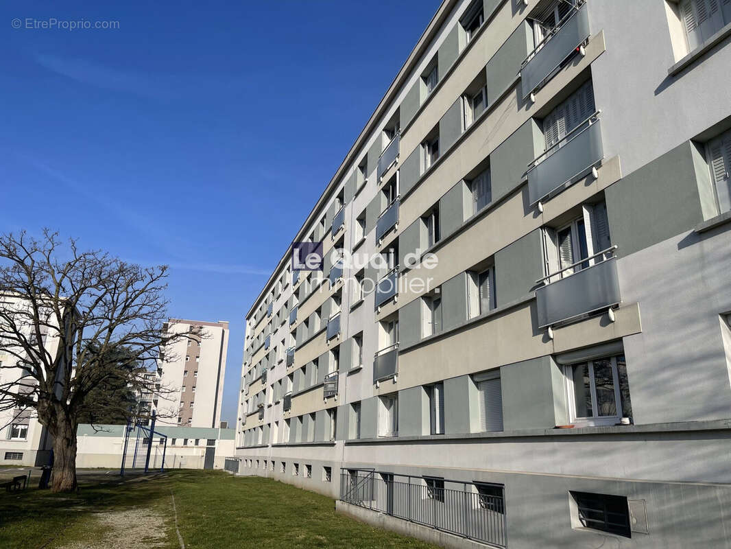 Appartement à SAINT-MARTIN-D'HERES