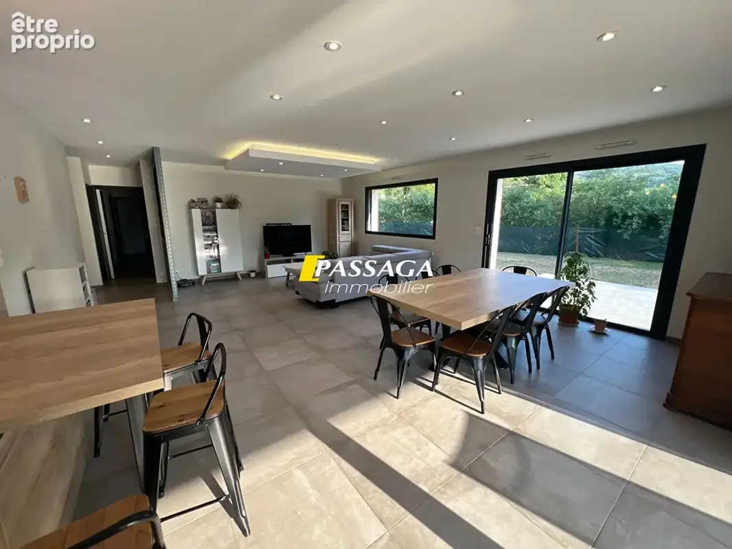 A VENDRE - Belle maison plain-pied de type 5 avec jardin et piscine - AGEN D'AVEYRON - photo 4