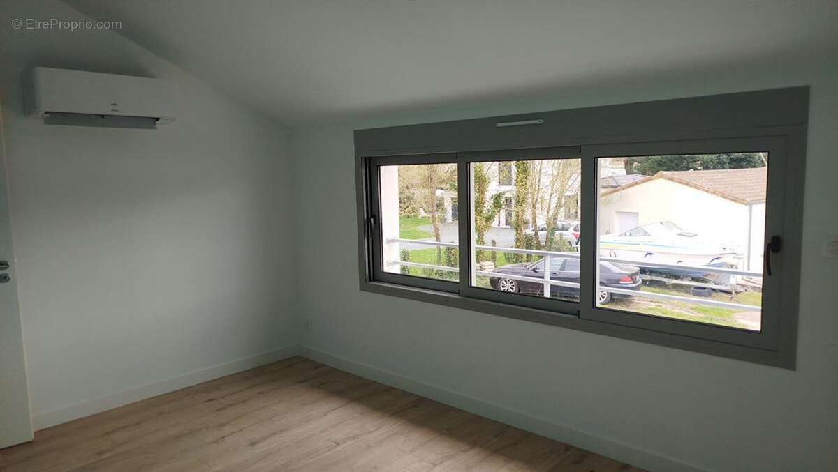 Maison à SAINT-LAURENT-DE-LA-PREE