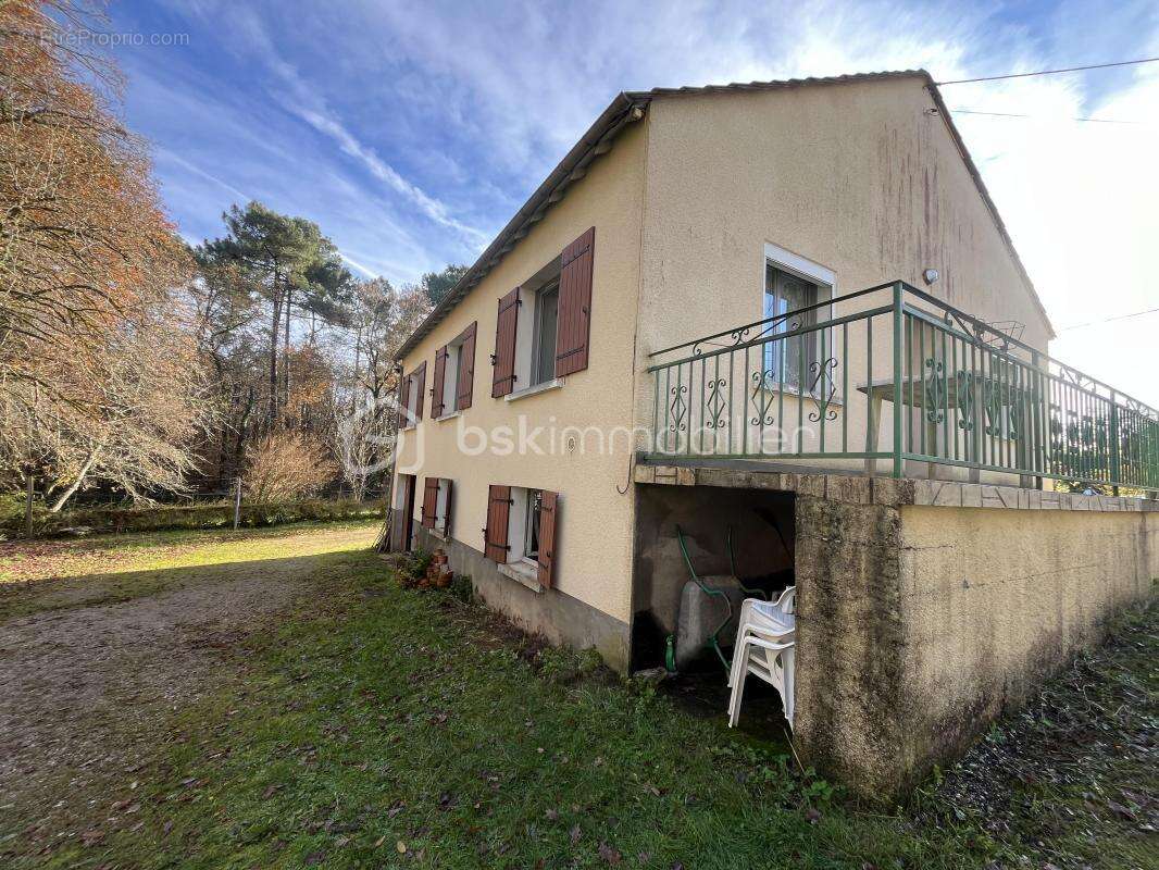 Maison à SAINT-PIERRE-DE-CHIGNAC