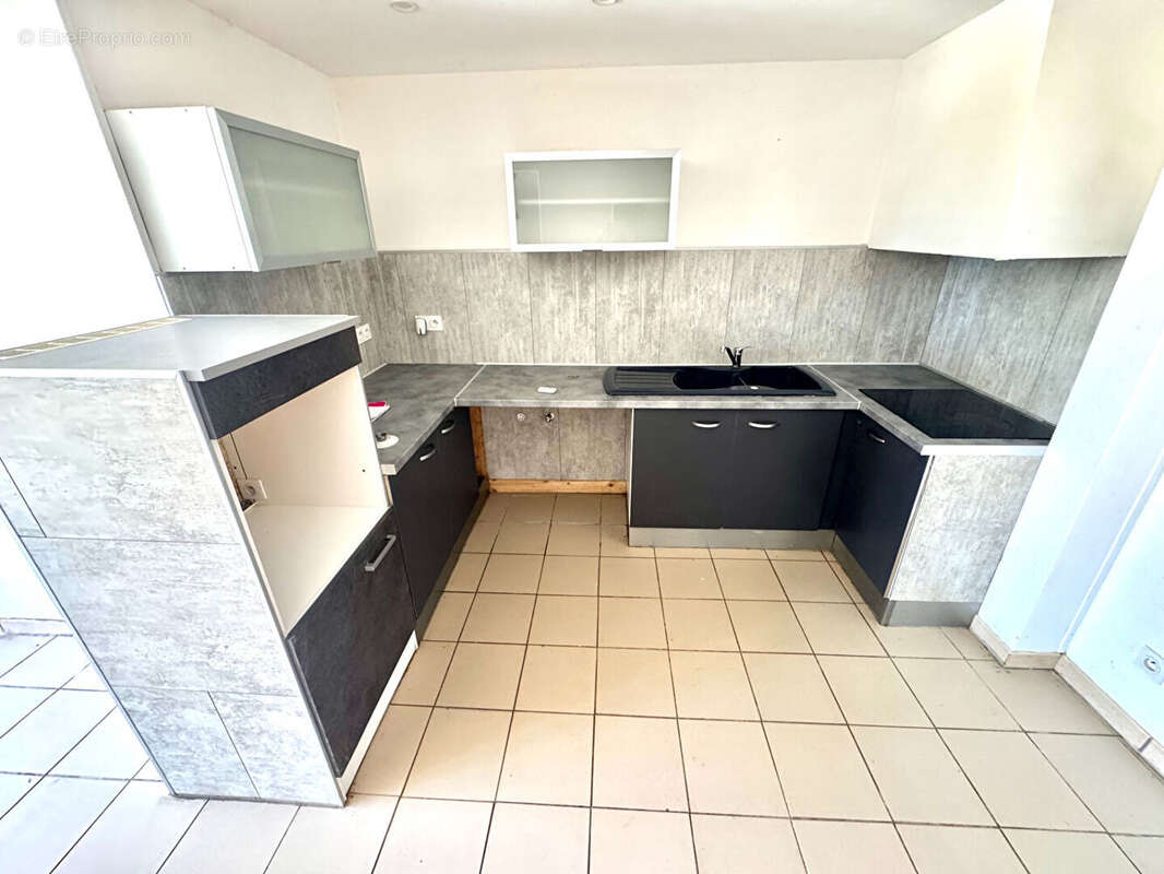 À VENDRE - Maison composée de deux logements indépendants avec terrain de 1300m2 environ - photo 9