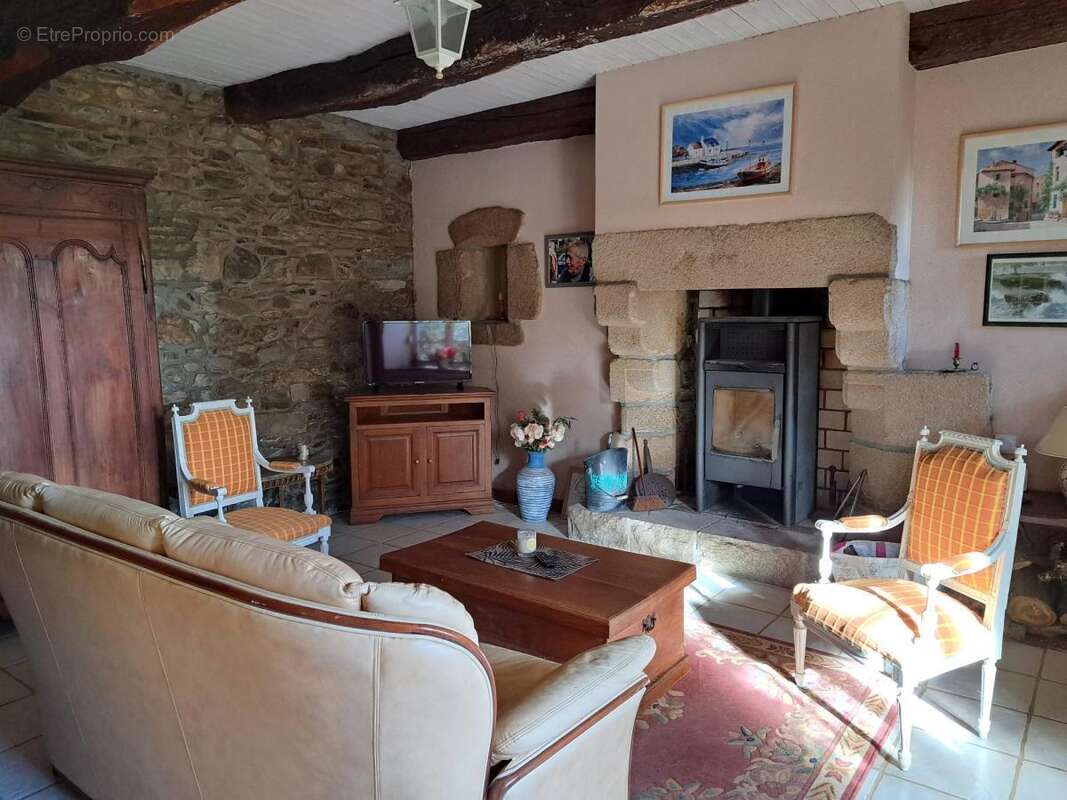 Maison à LA ROCHE-DERRIEN