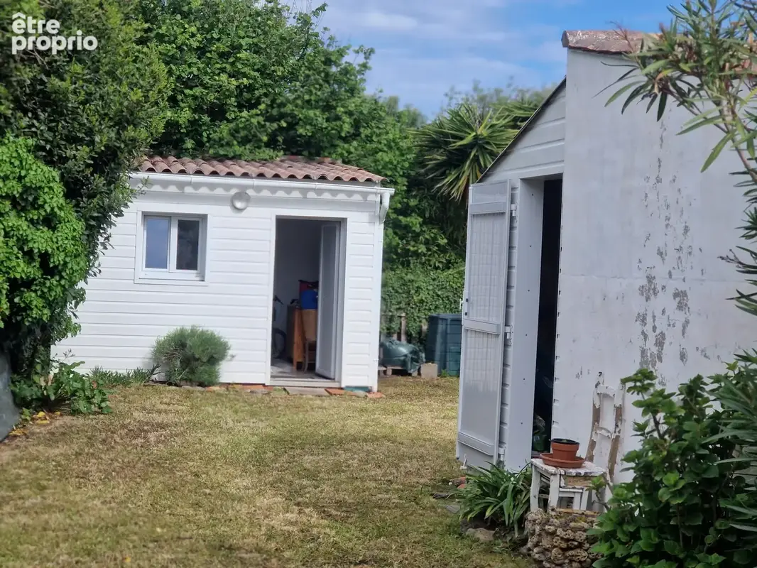 Maison au coeur de Port Joinville avec un joli jardin clos de murs de pierre. - photo 2