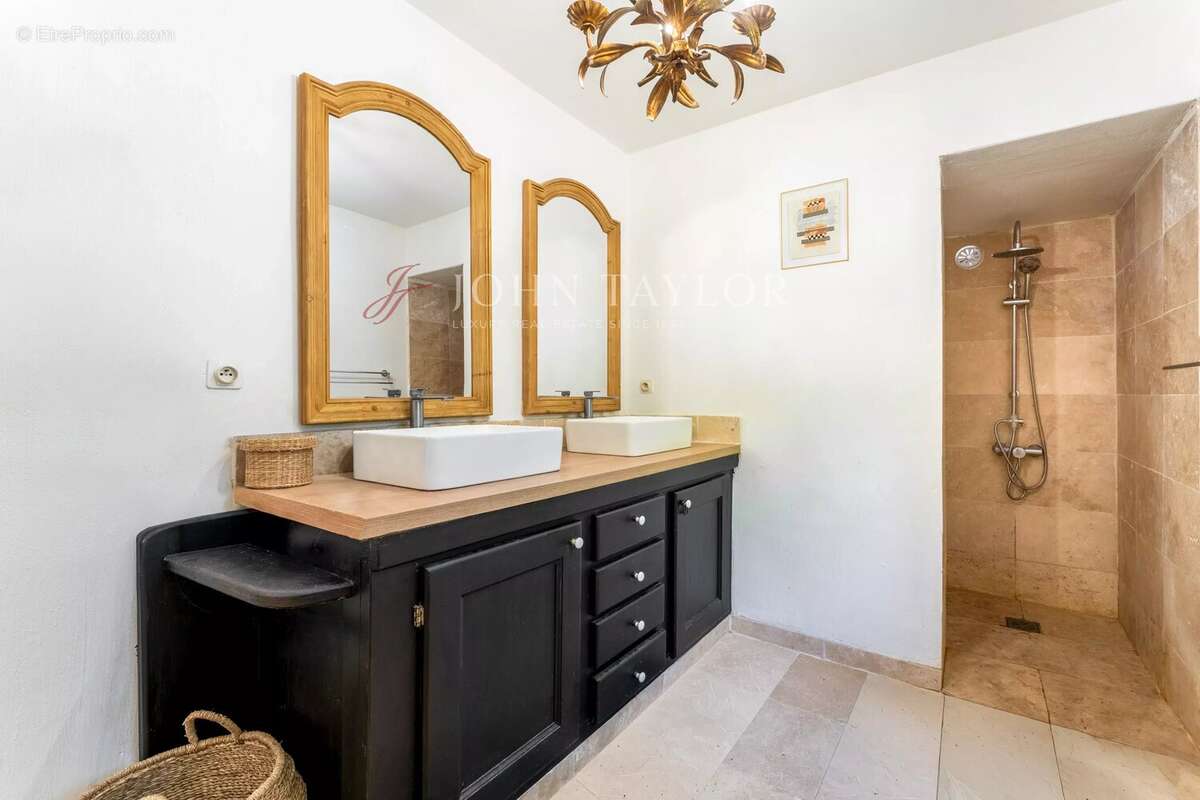 Maison de charme à vendre à Saint-Antoine – Grand terrain arboré de 2000 m² – Piscine – Studio indépendant - photo 5