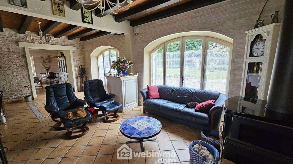 Un séjour de 38 m² avec ses pierres et poutres apparentes. - Maison à COURDIMANCHE-SUR-ESSONNE