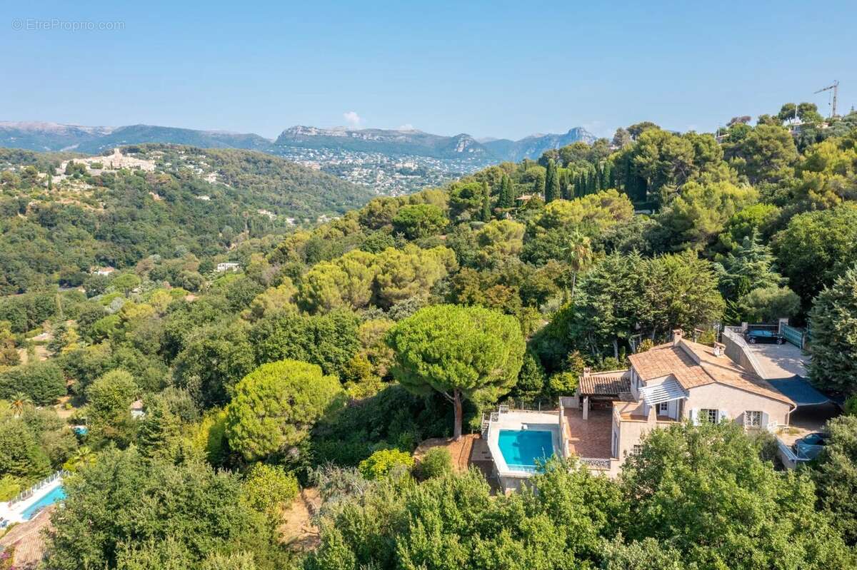 À vendre – Spacieuse villa familiale avec piscine à Saint-Paul de Vence - photo 3