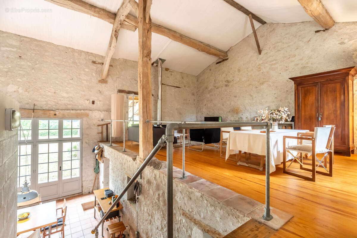 Maison à MONTJOI