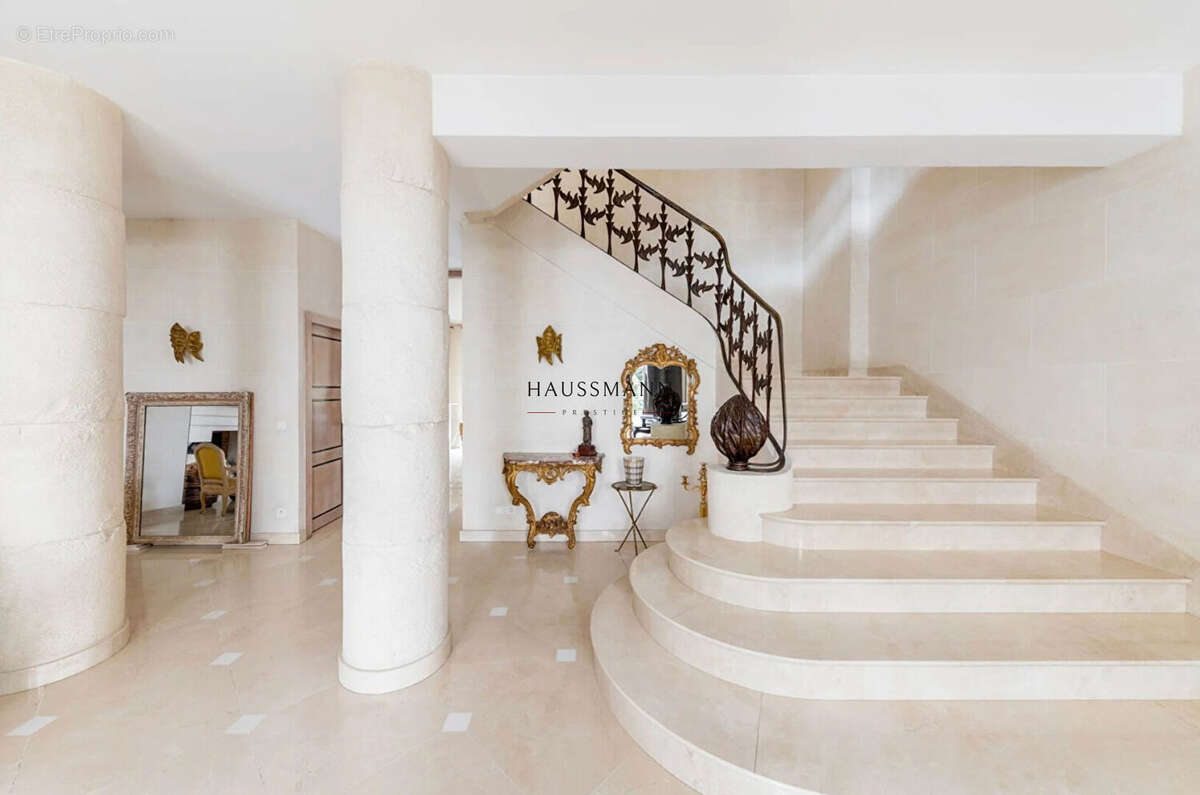 Appartement à NEUILLY-SUR-SEINE