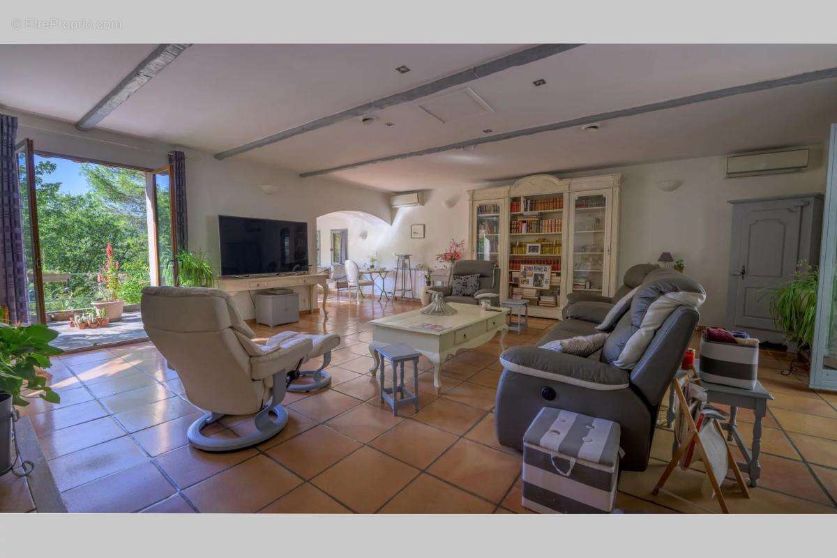 Maison 265 m² à Rognes  - photo 28