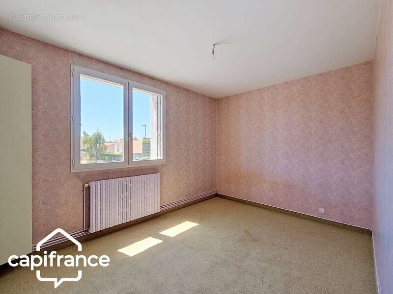 Local d’activité 260 m² + logement 132 m² – parking privé – terrain 1 690 m² – forte visibilité – Thouars (79100) - photo 20