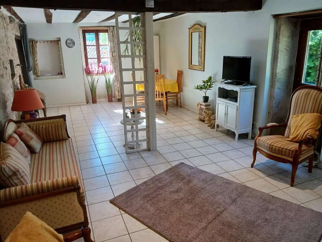 Ensemble immobilier avec granges et dépendances, avec accès à la rivière, sur 2.8 Hectares - photo 4