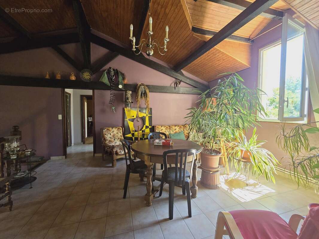 Maison familiale spacieuse avec 4 chambres, un grand sous-sol et une piscine - photo 12