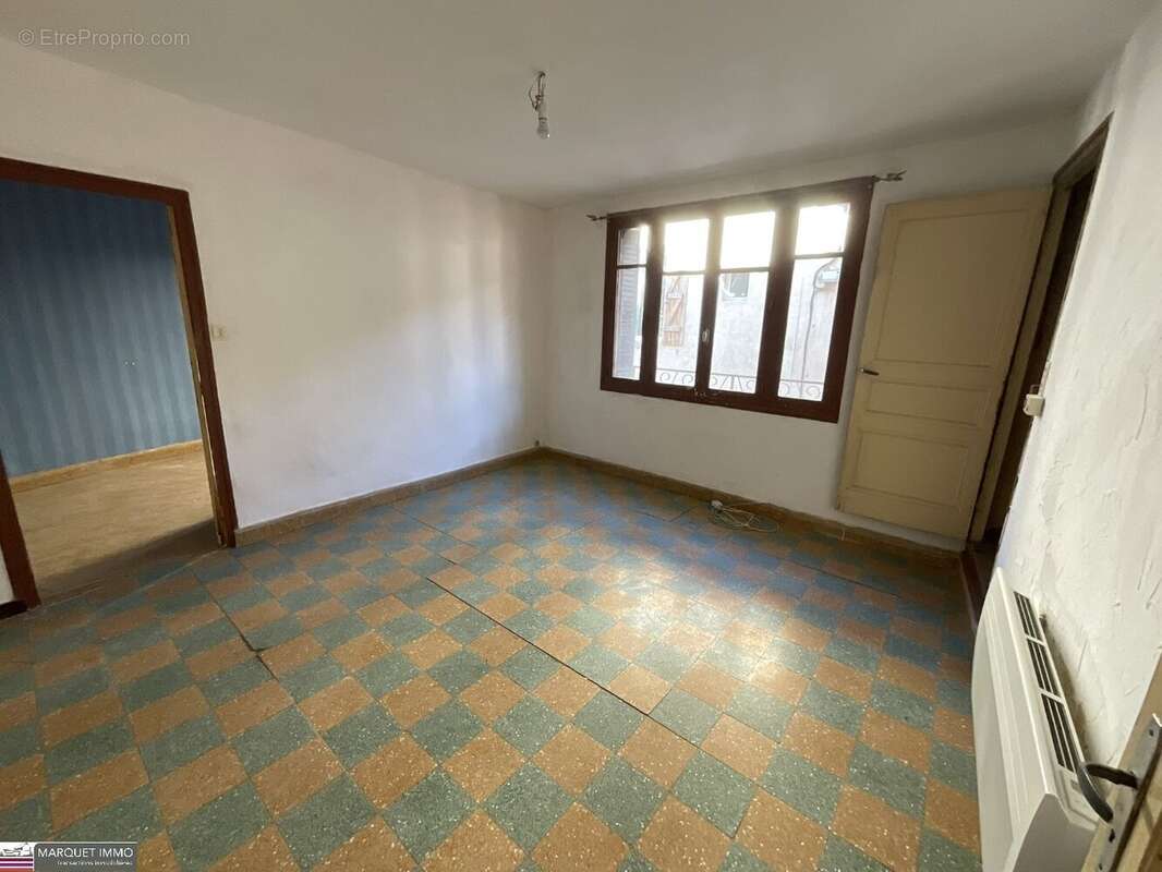 Beau potentiel pour cette maison de village T3 offrant 90 m² avec cour, garage, à rénover selon toutes vos envies ! - photo 7
