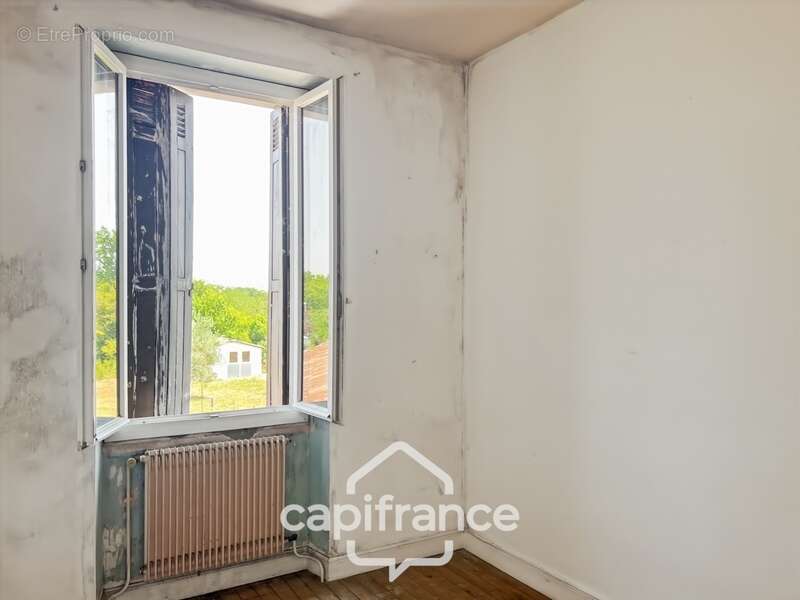 Maison à renover avec fort potentiel, cour et garage - photo 15