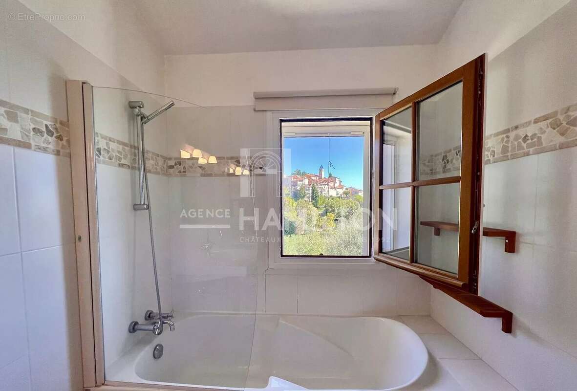 Maison à CHATEAUNEUF-GRASSE