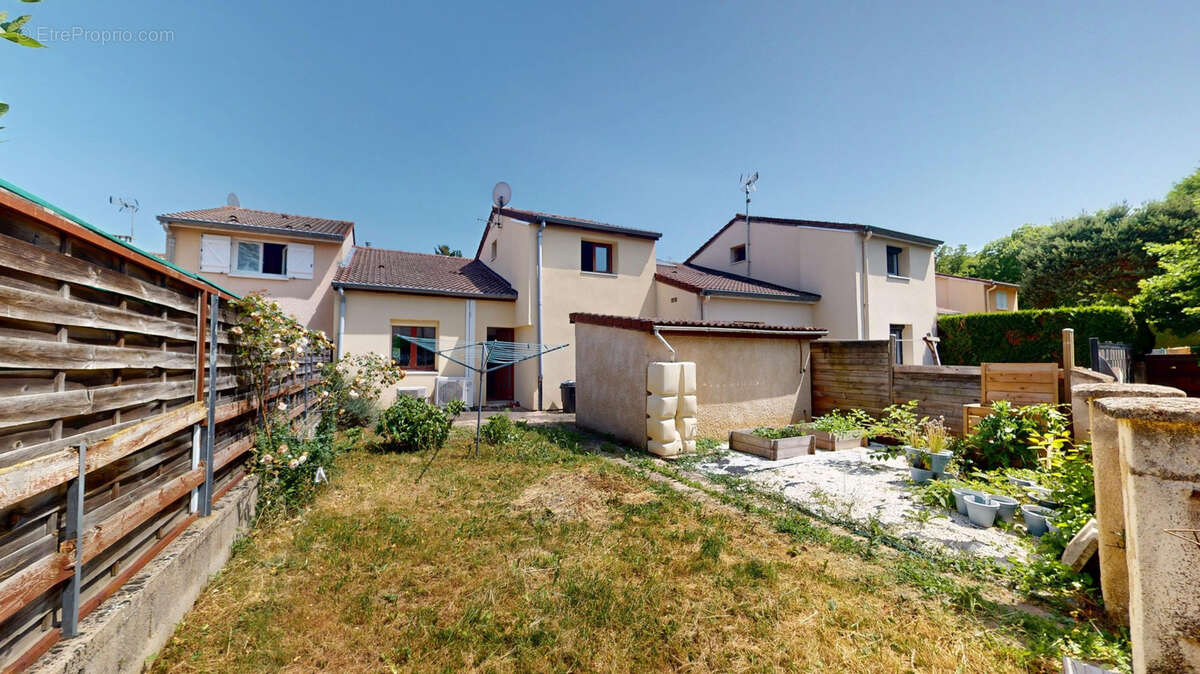 Maison à LE CHAMBON-FEUGEROLLES