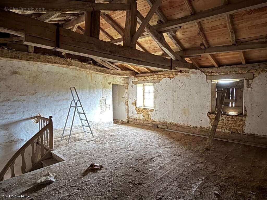Aile de Vieux Logis du XVI? Siècle à Rénover, Proche de Ruffec - photo 22