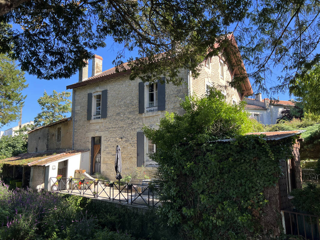 Maison à SAINT-JEAN-D'ANGELY