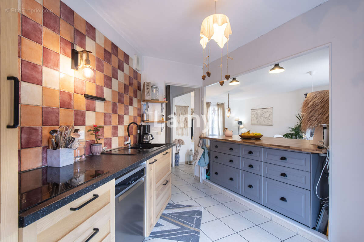 Appartement à LA ROQUE-D&#039;ANTHERON