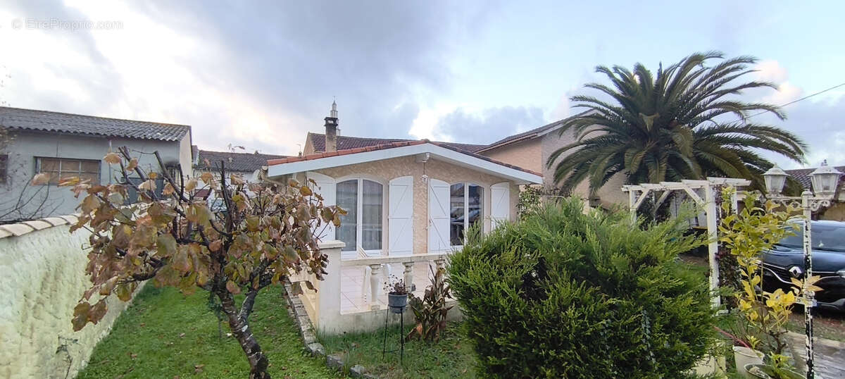 Ensemble immobilier avec fort potentiel. Décote - 53 % - photo 2