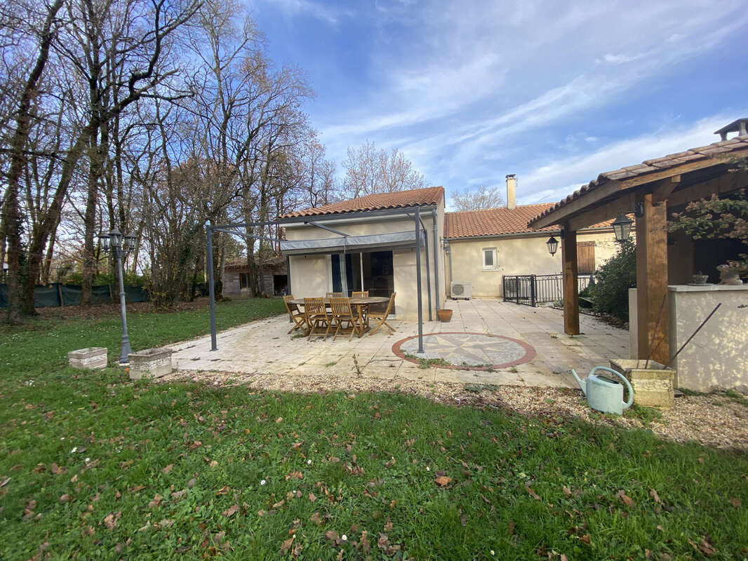 Maison à ROULLET-SAINT-ESTEPHE