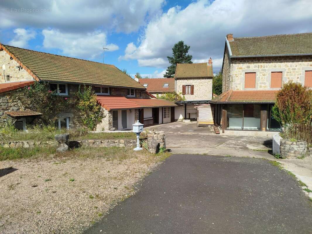 Maison 305 m² à Lachaux  - photo 2