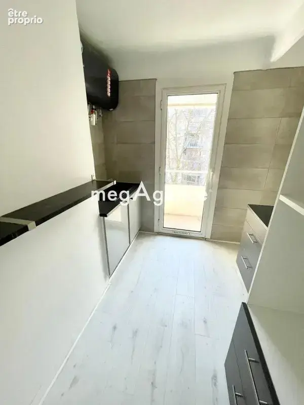 Appartement rénové avec balcons et vue dégagée - photo 9