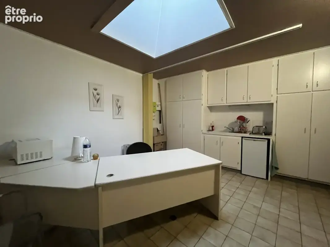 Immeuble de rapport avec un local commercial et deux appartements à St Jean d'Angely. - photo 5