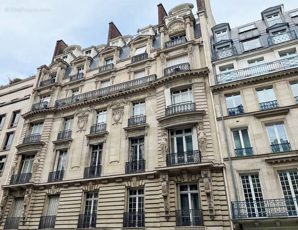 Appartement à PARIS-16E
