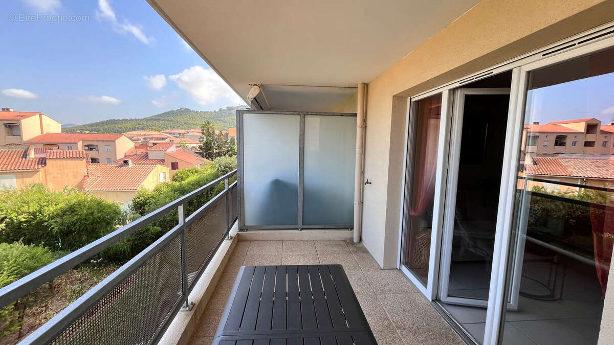 Six fours - appartement t3 - terrasse- vue degagee - 2 places de parking privees - photo 9