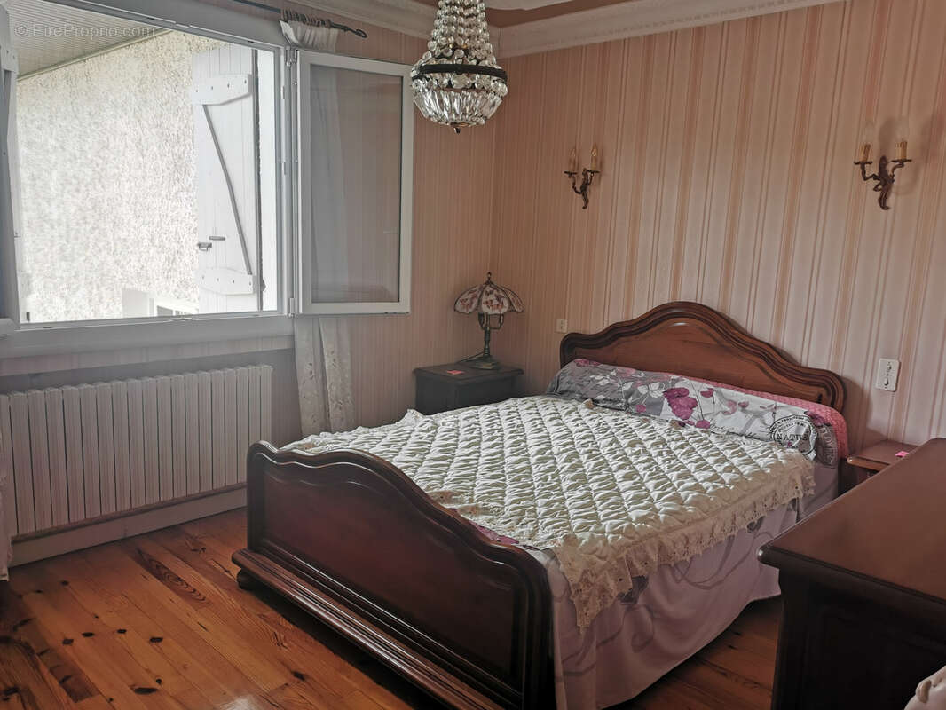 Maison à SAINT-BAUDILLE-DE-LA-TOUR