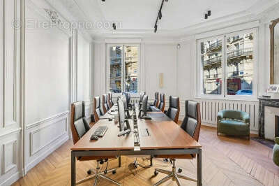 Commerce à PARIS-8E