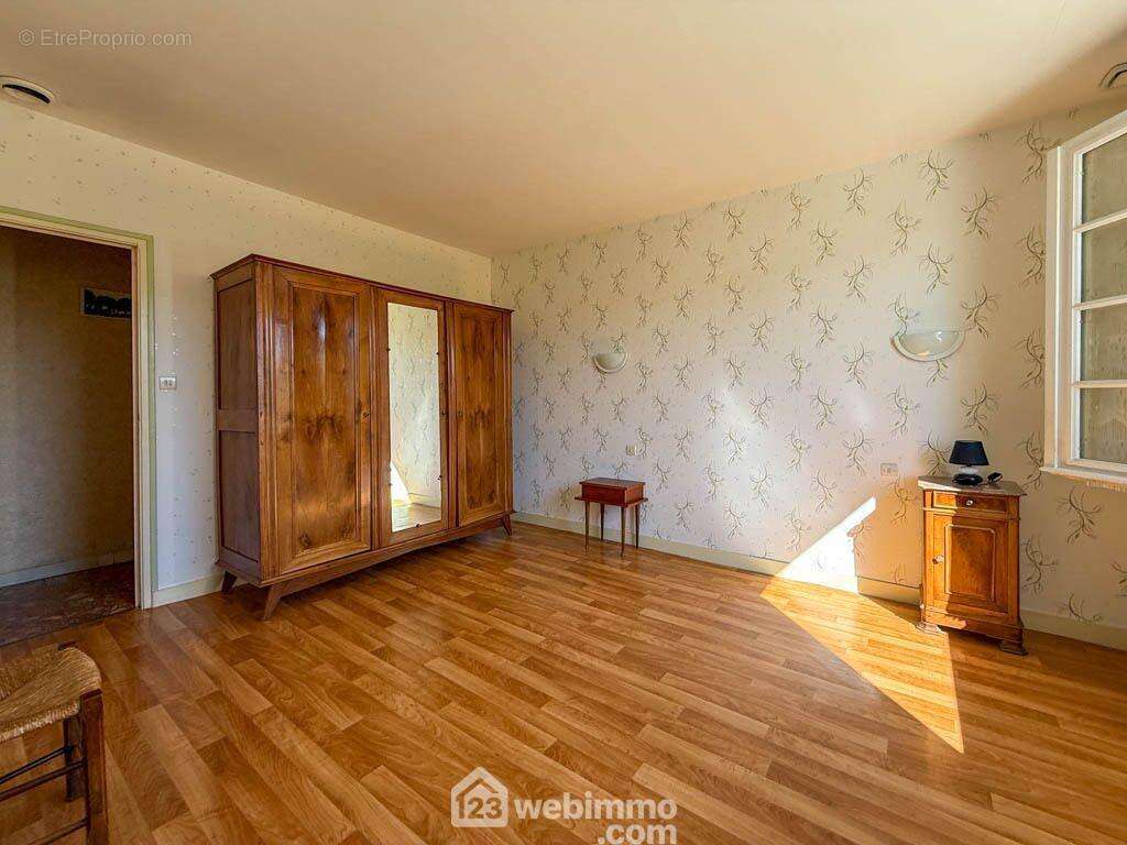 L'espace nuit propose 3 chambres, - Maison à POUZAUGES