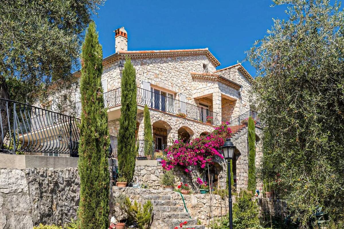 Maison à CHATEAUNEUF-GRASSE