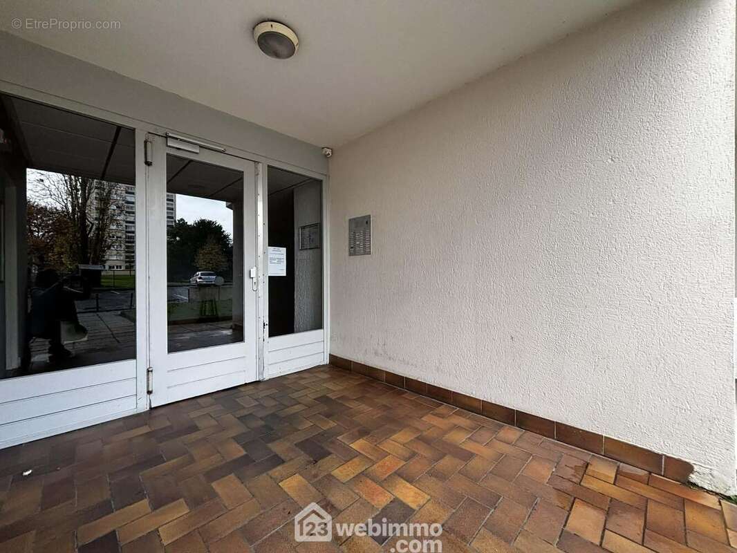 Le hall d'entrée, avec digicode, donne accès aux appartements, - Appartement à CHATELLERAULT