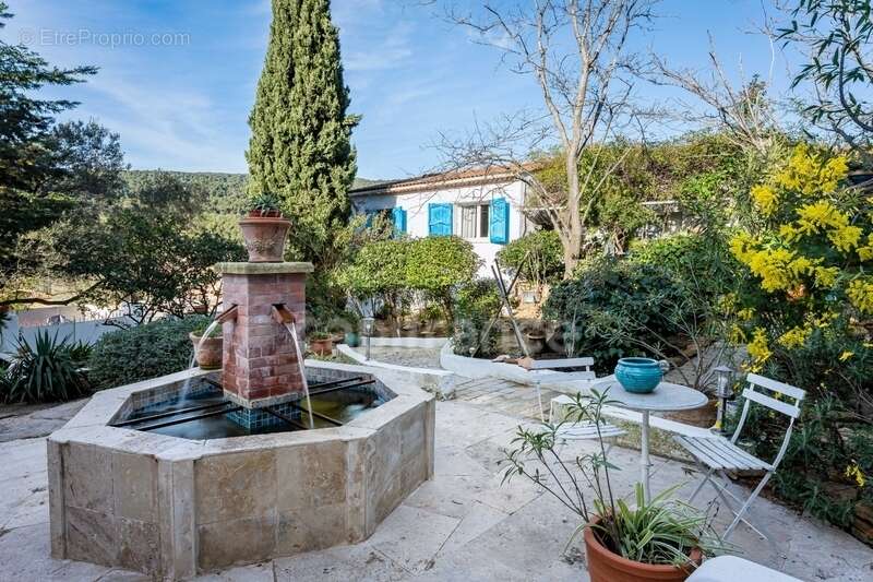 Maison à CEYRESTE