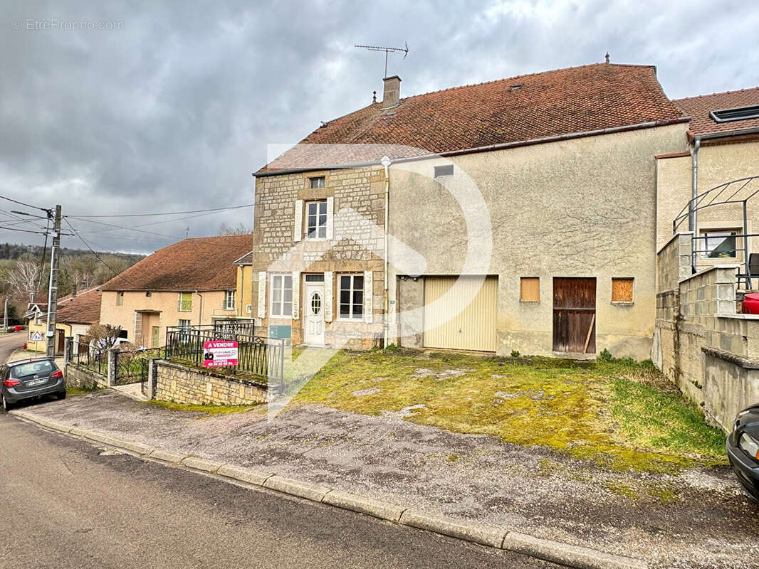 Maison à FAVEROLLES