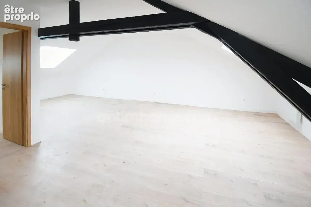 Appartement au deuxieme et dernier etage - 2 chambres - place parking - cave - refait a neuf - photo 4