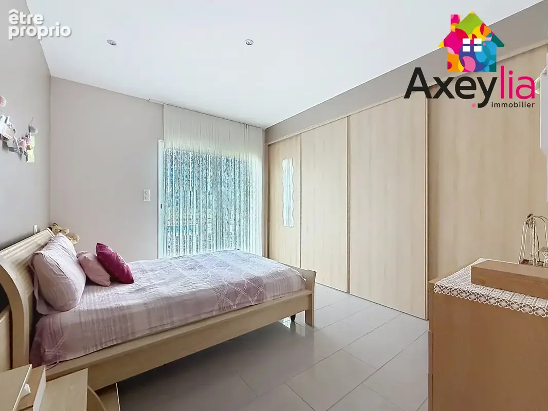 A vendre - riorges - maison contemporaine de 2011 avec cinq chambres, terrain et piscine - photo 5