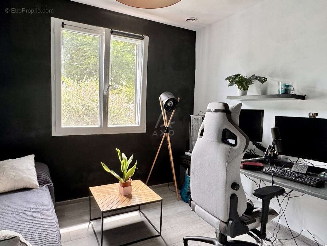 Charmante maison de plain-pied rénovée avec jardin paysager et piscine - photo 9