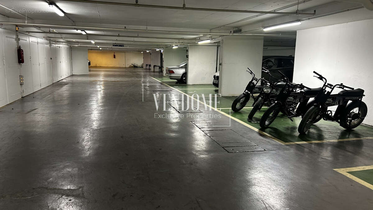 Parking à PARIS-2E