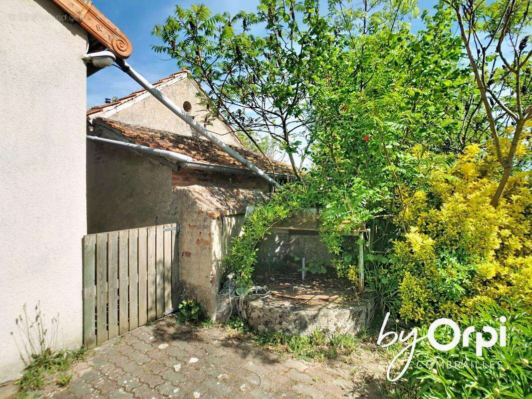 Maison à DURDAT-LAREQUILLE